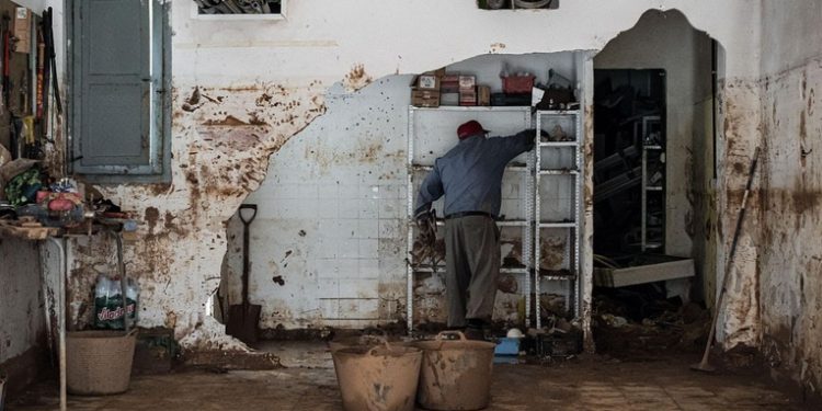 Vivir sin luz ni agua en la zona cero una semana después de la DANA: No podemos ni cocinar ni ducharnos