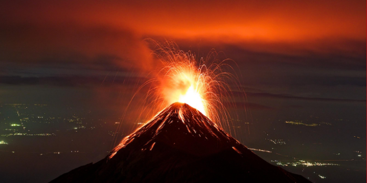 Volcán de Fuego disminuye su actividad en las últimas horas
