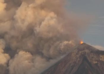 Volcán de fuego entra en erupción