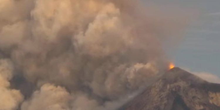 Volcán de fuego entra en erupción