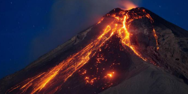 Volcán de fuego mantiene de 10 a 12 explosiones por hora