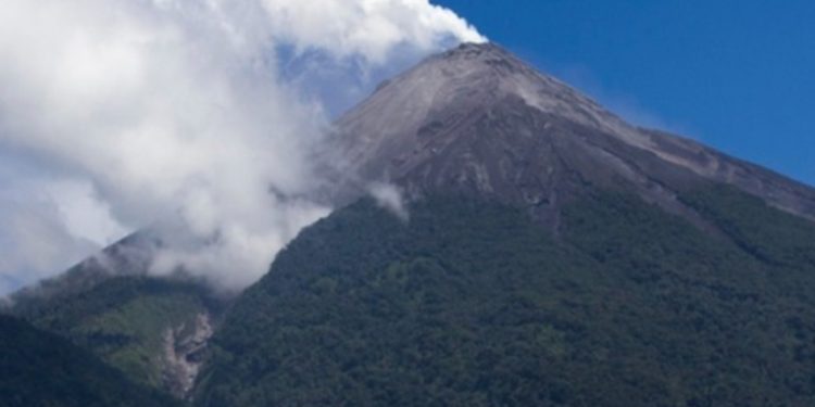 Volcán de fuego provoca caída de ceniza en tres departamentos, informa CONRED