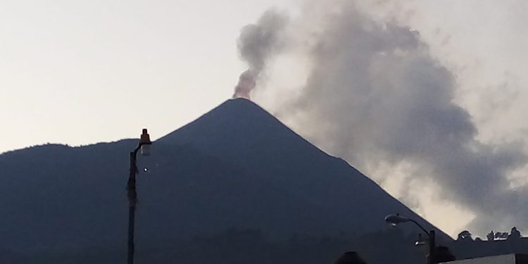 Volcán de Pacaya mantiene fuertes explosiones y flujos de lava