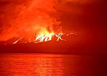 Volcán La Cumbre entra en erupción en Galápagos