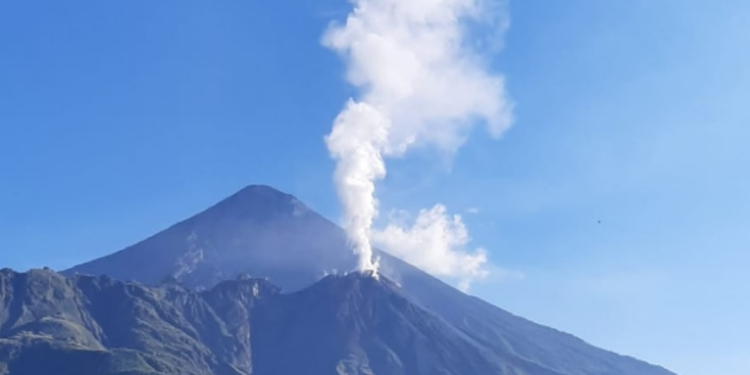 Volcán Santiaguito presenta fuertes lahares debido a las lluvias