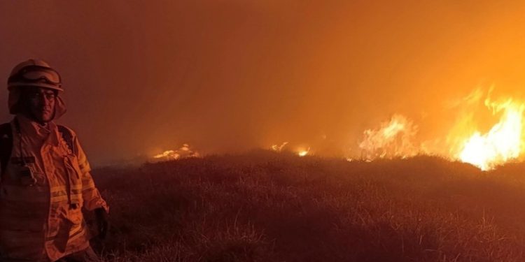 Voraz incendio consume al menos 70 viviendas en Bogotá