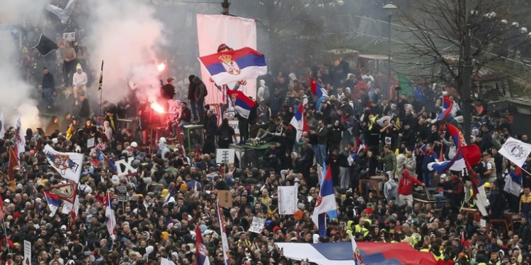 Vucic denuncia un intento de revolución de color en Serbia