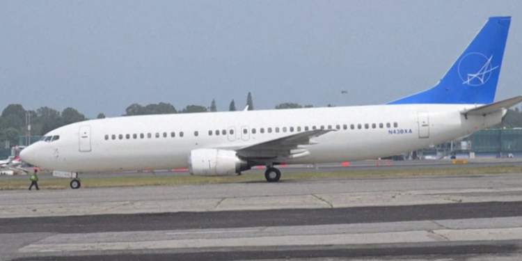 Vuelo de migrantes guatemaltecos fue desviado a El Salvador por falla mecánica