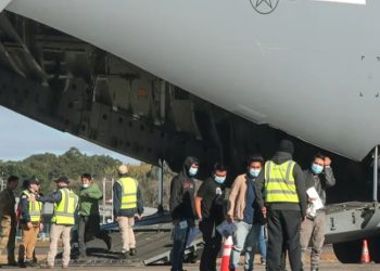 Vuelo militar con deportados guatemaltecos genera controversia por uso de grilletes