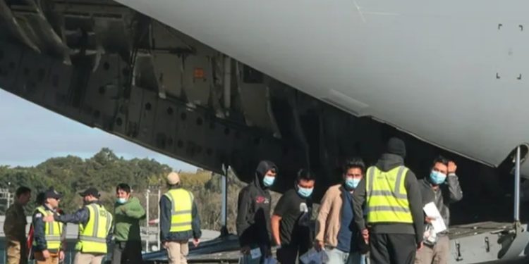 Vuelo militar con deportados guatemaltecos genera controversia por uso de grilletes