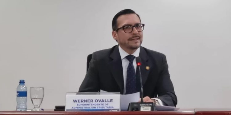 Werner Ovalle Ramírez es juramentado como nuevo jefe de la SAT