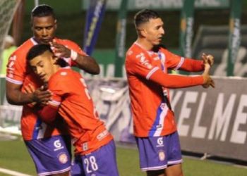 Xelajú MC aplasta a Comunicaciones 0-4 y agrava la crisis en el Estadio Cementos Progreso