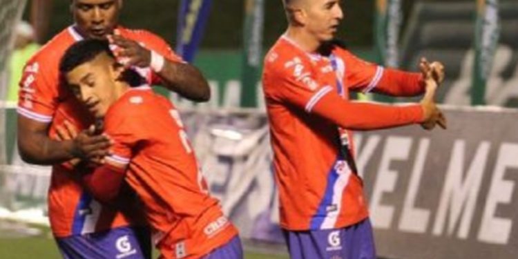 Xelajú MC aplasta a Comunicaciones 0-4 y agrava la crisis en el Estadio Cementos Progreso