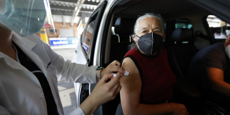 *Ya no hay vacunas* Motivo por el cual se cerraron las rejas en el puesto de vacunación de Universidad Rafael Landivar