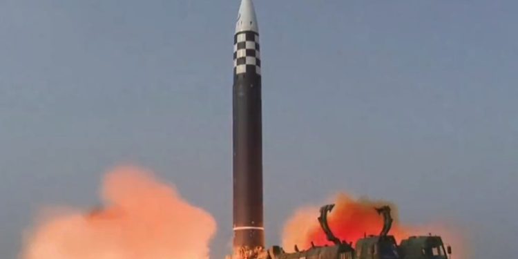 Yonhap: Corea del Norte lanza 3 misiles balísticos hacia el mar de Japón