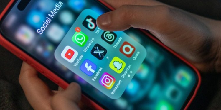 YouTube, Facebook, WhatsApp y decenas de servicios caen masivamente a nivel global