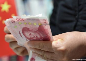 Yuan chino alcanza nivel más bajo frente al dólar en 15 años