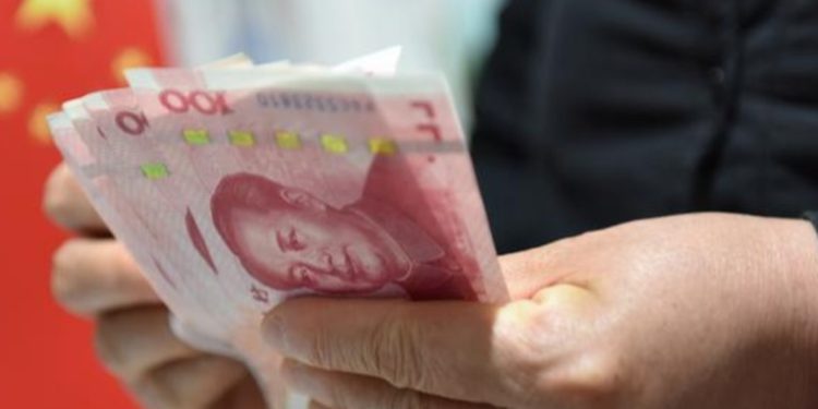 Yuan chino alcanza nivel más bajo frente al dólar en 15 años