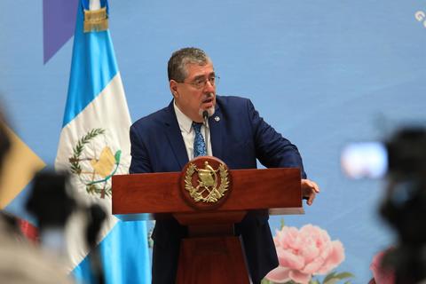 Bernardo Arévalo recibe felicitación de Donald Trump