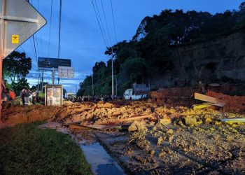 Derrumbe en carretera