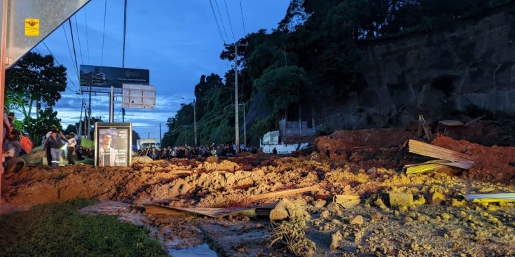 Derrumbe en carretera
