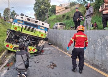 Bus urbano de Mixco vuelca