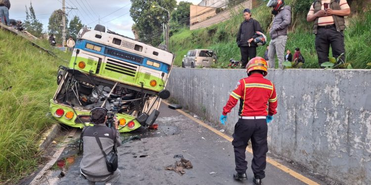 Bus urbano de Mixco vuelca