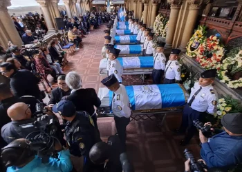 Honras fúnebres de agentes de la PNC