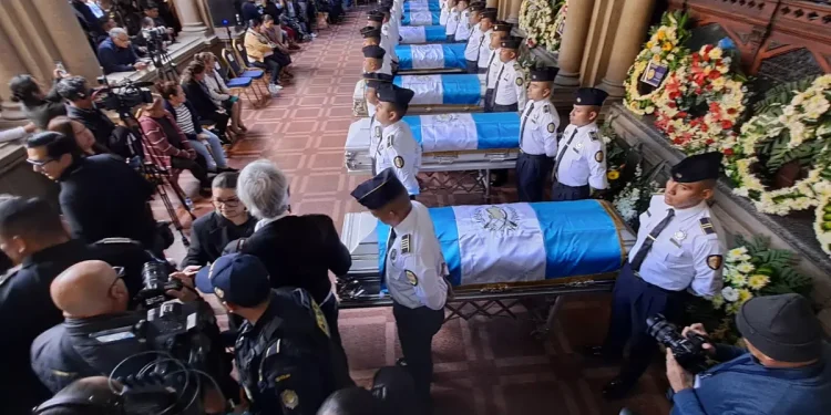 Honras fúnebres de agentes de la PNC