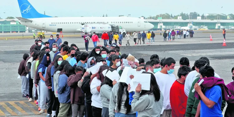 Llegada de deportados guatemaltecos