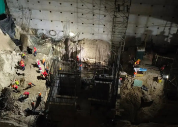 Suspensión de construcción en zona 14