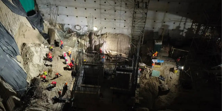 Suspensión de construcción en zona 14