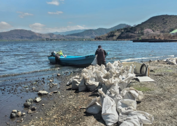 Extracción de desechos en el lago de Amatitlán