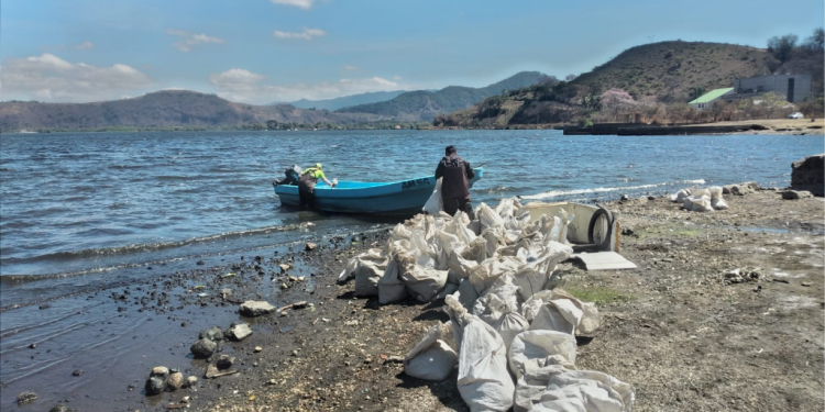 Extracción de desechos en el lago de Amatitlán