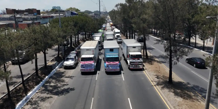 Caravana de transportistas en Guatemala
