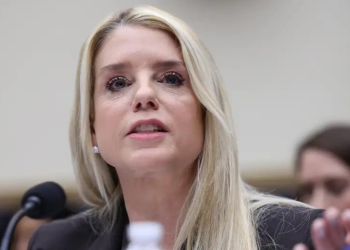 Trump destituye a Pam Bondi