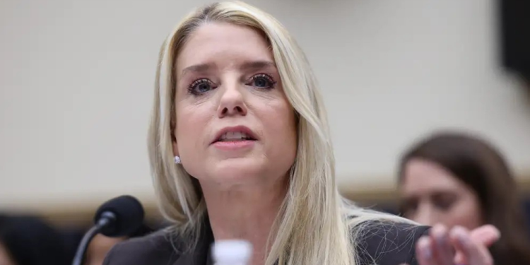 Trump destituye a Pam Bondi