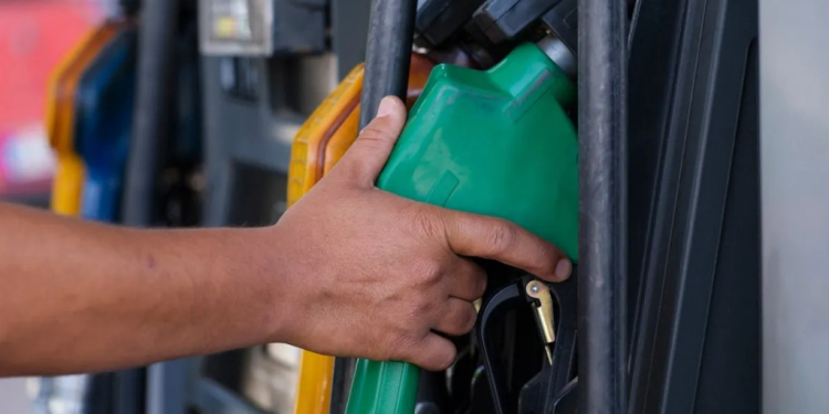 Alza de combustibles vuelve a impactar