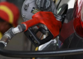 Baja de combustibles beneficia a conductores