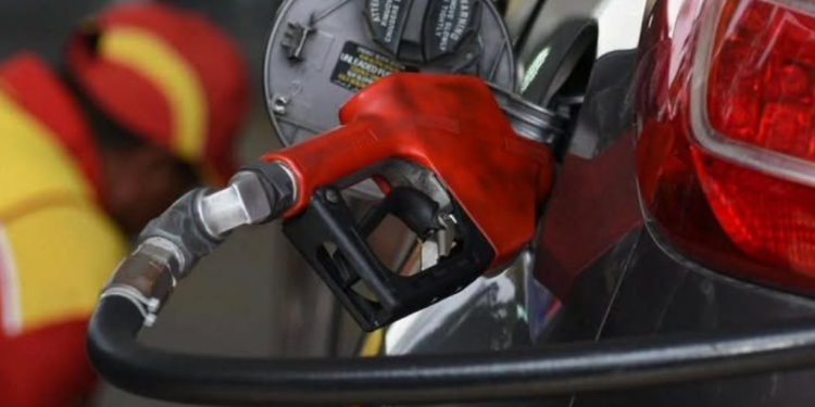 Baja de combustibles beneficia a conductores