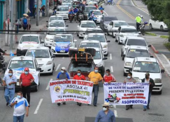 Protesta de taxistas por el alto costo de los combustibles