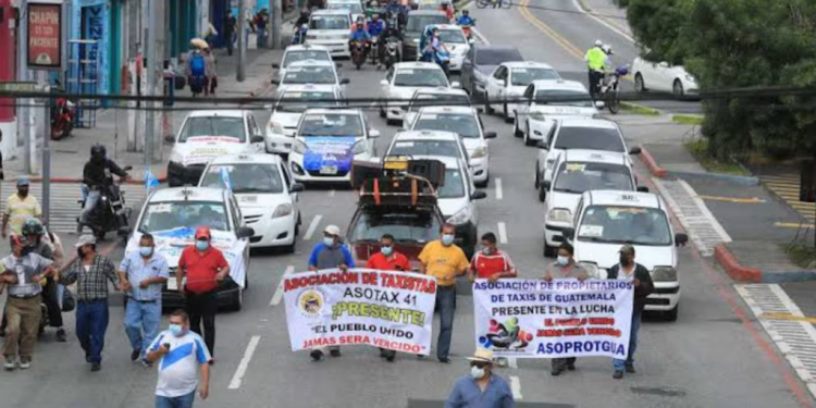 Protesta de taxistas por el alto costo de los combustibles