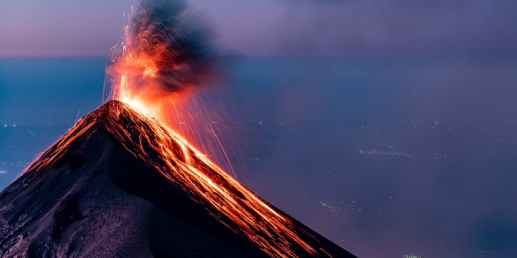 Actividad eruptiva del volcán de Fuego