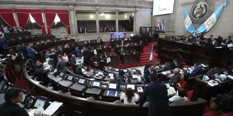 Subsidio a combustibles queda fuera de la agenda del Congreso al iniciar el período legislativo