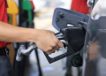 Precio de las gasolinas baja Q1.20 por galón