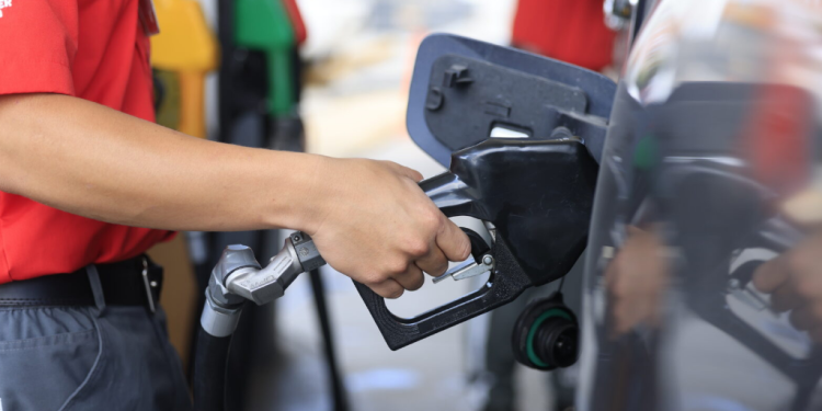 Precio de las gasolinas baja Q1.20 por galón