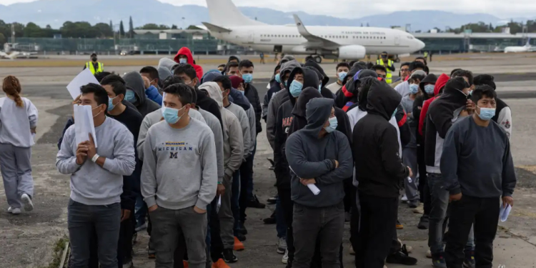 Deportados mexicanos llegan a Guatemala