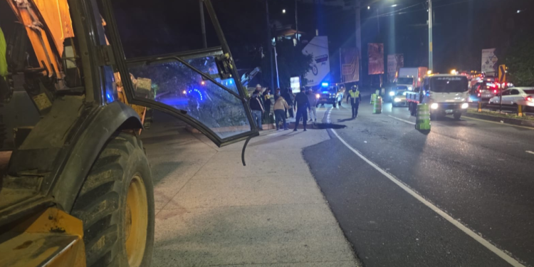 Socavón en ruta Interamericana