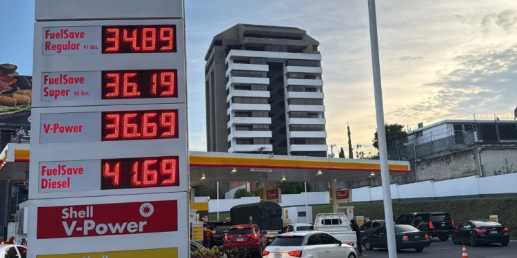 Combustibles bajan de precio
